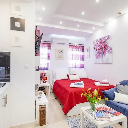 Downtown Studio Apartment *